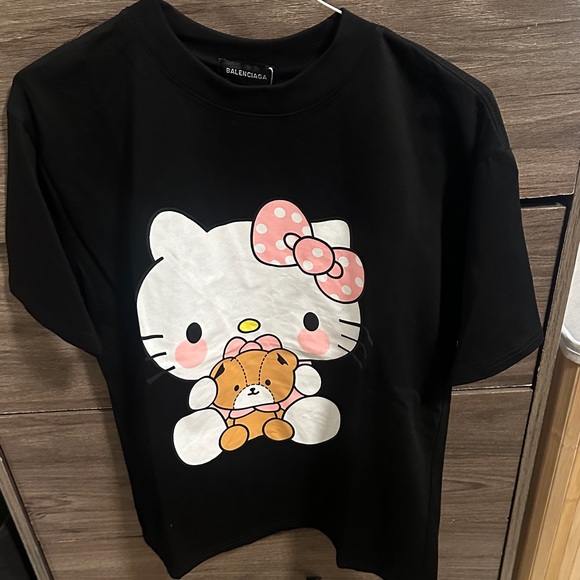 T-Shirt with Hello Kitty Design sỉze M - Picture 1 of 4